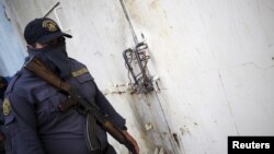 Seorang petugas keamanan menjaga pintu masuk sebuah penjara di Guatemala (foto: dok).