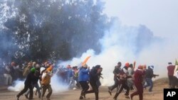 인도 농민들이 13일 펀자브-하리아나주 근처에서 농산물 가격 보장을 촉구하며 시위를 벌이고 있다.