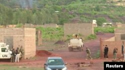Des véhicules armés conduisent vers le Campement Kangaba à Dougourakoro, près de Bamako, le 18 juin 2017.