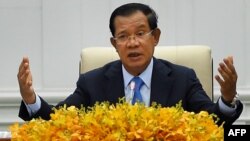 រូបឯកសារ៖ លោក​នាយក​រដ្ឋមន្រ្តី ហ៊ុន សែន ថ្លែង​ទៅកាន់​នៅក្នុង​សន្និសីទ​កាសែត​មួយ​នៅ​វិមាន​សន្តិភាព ក្នុង​រាជធានី​ភ្នំពេញ កាលពី​ថ្ងៃទី២៤ ខែកុម្ភៈ ឆ្នាំ២០២០។