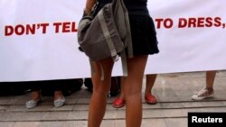 Seorang perempuan di Jakarta mengenakan rok mini dalam sebuah demonstrasi yang memprotes pandangan bahwa perempuan yang berpakaian "provokatif" mengundang serangan seksual. (Foto: Dok)