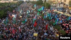 Pragada karantinga qarshi namoyishlar. Chexiya.