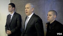 PM Israel Benjamin Netanyahu (tengah) sesaat sebelum memimpin rapat kabinet mingguan di Yerusalem (Minggu, 5/2).