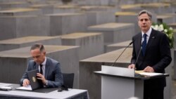 ენტონი ბლინკენი (მარჯვნივ) და ჰეიკო მაასი (მარცხნივ) ჰოლოკოსტის მემორიალზე