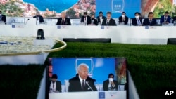 Presiden AS Joe Biden (tampak dalam layar) menggelar pembicaraan mengenai isu rantai pasokan barang dalam KTT G20 di Roma, Italia, pada 31 Oktober 2021. (Foto: AP/Evan Vucci)
