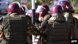 Pasukan keamanan berjaga-jaga di dekat gedung parlemen saat debat mengenai RUU Keamanan di Nairobi, Kamis (18/12).