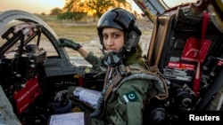 Ayesha Farooq, 26, pilot pesawat tempur perempuan Pakistan satu-satunya, berpose di kokpit jet tempur F-7PG buatan China di pangkalan udara Mushaf base di Sargodha, Pakistan (6/6). (Reuters/Zohra Bensemra)