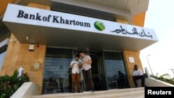 Des clients attendent devant la Banque de Khartoum, à Khartoum, au Soudan, le 11 septembre 2017.