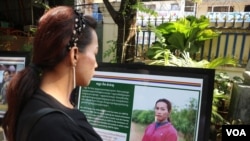 រូបឯកសារ៖ អ្នក​ចូលរួម​កំពុង​មើល​រូបថត​របស់​សកម្មជន​ដែល​ត្រូវ​បាន​ដាក់​តាំង ក្នុង​កម្មវិធី​ពិព័រណ៍​រូប​ថត​សកម្មជន និង​ផ្សព្វផ្សាយ​របាយ​ការណ៍​ពាក់ព័ន្ធ​នឹង​ការ​រក​ឃើញ​អំពី​ការរើសអើង​អ្នក​ស្រលាញ់​ភេទ​ដូច​គ្នា នៅ​ថ្ងៃទី៩ ខែធ្នូ ឆ្នាំ២០១៩។ (កាន់ វិច្ឆិកា/VOA)