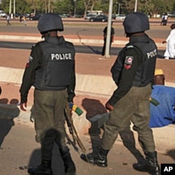 'Yan sandan Najeriya na sintiri akan tituna suna saka idanu