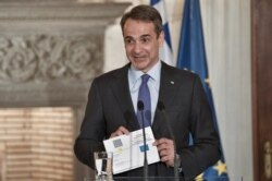 키리아코스 미초타키스 그리스 총리가 지난 28일 아테네에서 열린 기자회견에서 유럽연합(EU) 차원에서 준비 중인 디지털 백신 인증서를 공개했다.