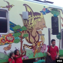 Masyarakat berfoto-foto di hadapan gerbong kereta api batik Argo Parahyangan.