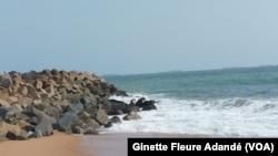 L'eau avance dans les terres, au Benin, le 13 décembre 2021. 