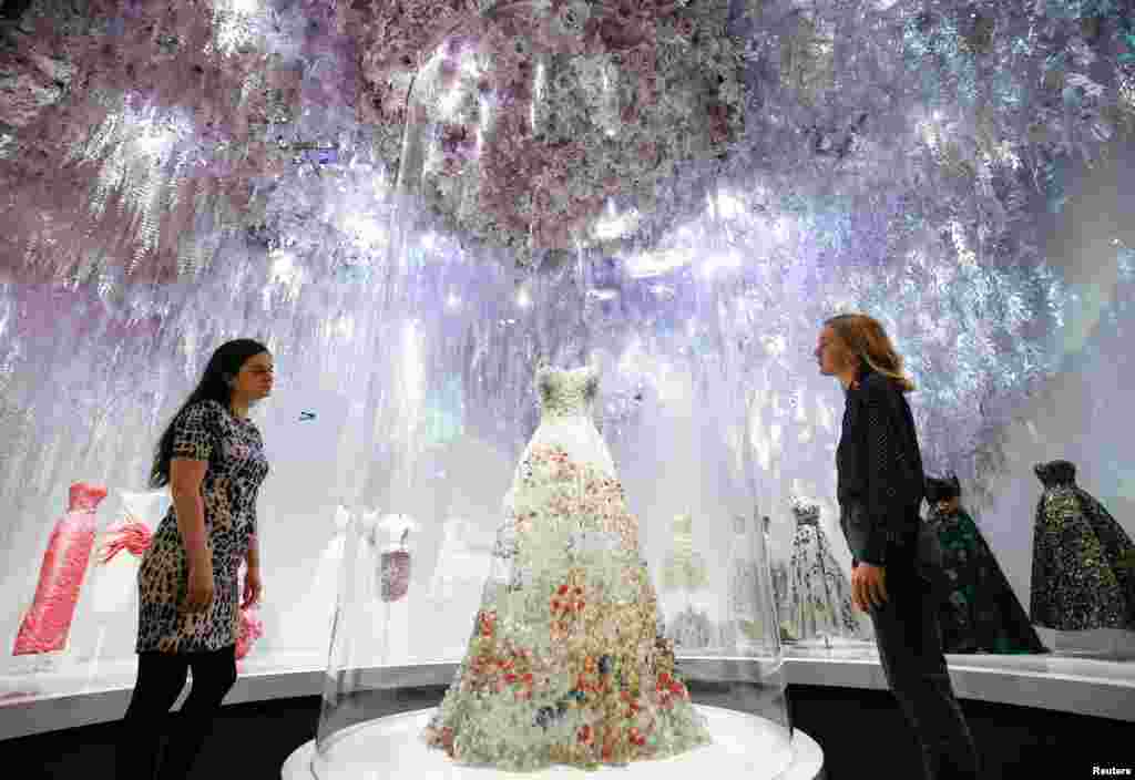 ជំនួយ​ការ​នៅ​ក្នុង​វិចិត្រសាល​ឈរ​ថតរូប​សម្រាប់​ប្រព័ន្ធ​ផ្សាយ​អំឡុង​វគ្គថតរូប​មួយ​សម្រាប់​ការ​ពិព័រណ៍​ &laquo;Christian Dior: អ្នក​ច្នៃ​ម៉ូត​នៃ​សុបិន្ត&raquo; នៅ​សារមន្ទីរ​ Victoria &amp; Albert ក្នុងទីក្រុង​ឡុងដ៍។