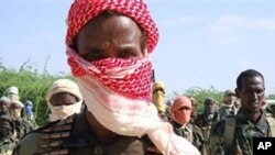 De nouvelles recrues shebab, à Suqaholaha , un quartier dans la périphérie nord de Mogadiscio, le 20 janvier 2010. (Archives)