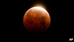 Foto Achiv: Yon eklips total Lalin nan sou plaj Santa Monica nan Kalifoni, 26 Me, 2021. 