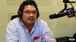 លោក ឆាយ បូរ៉ា អ្នកដឹកនាំរឿង «ឃ្លាតទៅសែនឆ្ងាយ» ចូល​រួម​ជា​វាគ្មិន​ពិភាក្សា​អំពី​​«ឧស្សាហកម្មភាពយន្តនៅប្រទេសកម្ពុជា៖ បច្ចុប្បន្ននិង​អនាគត» នៅ​ក្នុង​កម្មវិធី​វិទ្យុ Hello VOA នៅ​រាជធានី​ភ្នំពេញ កាល​ពី​ថ្ងៃ​ទី​១៤ ខែ​ធ្នូ ឆ្នាំ​២០១៥។ (លឹម សុធី/VOA)