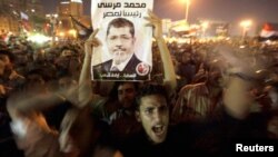 هواداران محمد مرسی روز ۱۳ اوت ۲۰۱۲ به نشان حمایت از انتصابها و تصمیمهای تازه وی گردآمدند