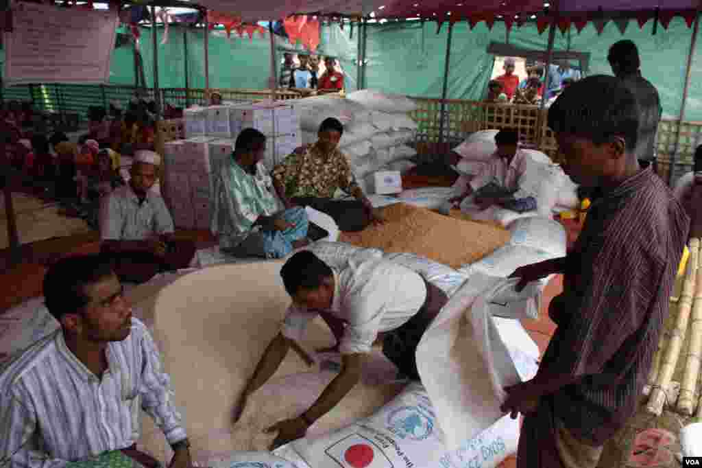 Muslims distribute food aid at Thet Kae Pyin Camp, outside Sittwe, Rakhine State, Burma, November, 2012. (D. Schearf/VOA)