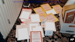 Berbagai dokumen yang disita selama penggerebekan oleh FBI terhadap kediaman mantan Presiden Donald Trump di Mar-a- Lago, Florida, 8 Agustus 2022 lalu (foto: Departemen Kehakiman AS melalui AP)