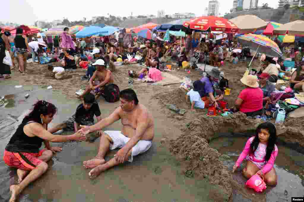 در شهر لیما، پایتخت پیرو، مردم برای فرار از گرما به سواحل پناه می&zwnj;برند.