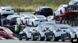 资料照：加州特斯拉汽车厂生产的特斯拉电动汽车正在被装运出厂。