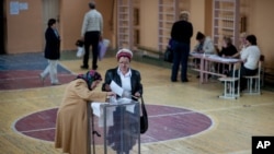 Penduduk lokal memberikan suaranya di TPS di Luhansk, Ukraina, Minggu, 11 Mei 2014.