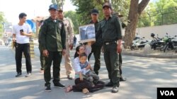 អ្នកស្រី ឡុង គឹមហ៊ាង ភរិយាលោក រ៉ាត់ រត្នមុនី អ្នកបកប្រែភាពយន្តឯកសារ «ម្តាយខ្ញុំលក់ខ្ញុំ»និងកូនប្រុស កំពុងស្រែកសុំអន្តរាគមន៍នៅខាងមុខស្ថានទូតរុស្ស៊ីប្រចាំកម្ពុជា ជាលើកទី១២ ទាំងកំពុងត្រូវបានចោមរោមដោយអាជ្ញាធរ នៅថ្ងៃទី៣ ខែមេសា ឆ្នាំ២០១៩។