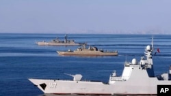 资料照 - 伊朗陆军2019年12月28日发布的照片显示，伊朗、俄罗斯和中国海军举行的三国联合海上演习的第二天，三国的军舰正在阿曼海上航行。面临来自华盛顿的前所未有的经济制裁，德黑兰一直在寻求加强与北京和莫斯科的军事合作。照片由美联社提供。