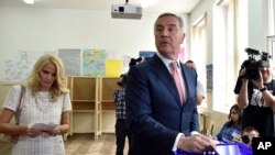 Novoizabrani predsjednik Crne Gore Milo Đukanović glasa na izborima, 15. april 2018.