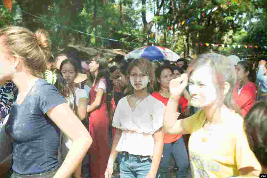 យុវជន​ខ្មែរ​ត្រូវ​បាន​ឃើញ​ប្រឡាក់​ទៅដោយ​ម្សៅ​ពណ៌​ស​នៅ​​រមណីយដ្ឋាន​វត្តភ្នំ អំឡុង​កម្មវិធីសង្រ្កាន្ត​វត្ត​ភ្នំដើម្បី​​អបអរ​ពិធី​បុណ្យ​ចូល​ឆ្នាំ​ប្រពៃណី​ខ្មែរ​នៅ​ក្នុង​ថ្ងៃទីពីរ កាលពី​ថ្ងៃទី​១៥ ខែមេសា ឆ្នាំ២០១៩ ក្នុង​រាជធានី​ភ្នំពេញ ប្រទេស​កម្ពុជា។(ទុំ ម្លិះ/VOA)