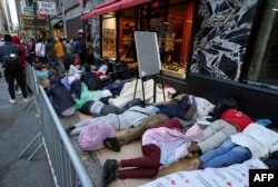 Des centaines de migrants font la queue tôt le 1er août 2023 pour être placés au centre d'accueil du Roosevelt Hotel à New York.