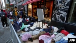 Ratusan migran tidur di trotoar depan Hotel Roosevelt yang jadi pusat untuk memproses imigran, Kamis, 1 Agustus 2023. (Foto: Timothy A. Clary/AFP)