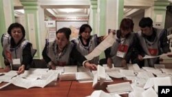 Members of local electoral committee sort through a ballot box, at a polling station in Osh, Southern Kyrgyzstan, 10 Oct 2010
