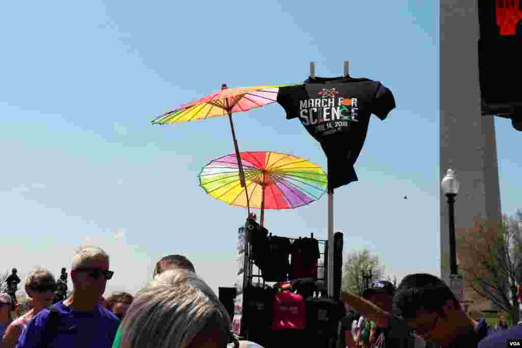 ទំនិញ​ទាក់ទង​នឹង​ចលនា​ដើរ​ជា​ក្បួន​ដើម្បី​លើក​កម្ពស់​វិទ្យាសាស្ត្រ​ត្រូវ​បាន​គេ​ដាក់​លក់​នៅ​អំឡុង​ពេល​កម្មវិធី​នេះ។ (ចាប ចិត្រា/VOA)