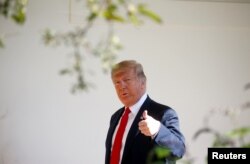 도널드 트럼프 미국 대통령이 1일 기자회견이 열리는 백악관 로즈가든에 들어서고 있다.
