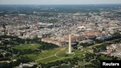 На снимке выше можно увидеть здания Министерства торговли (слева от монумента Вашингтона), сельского хозяйства (правый угол снимка), музеи Смитсоновского института (вдоль Национальной аллеи), штаб-квартиру ФБР в здании Эдварда Гувера, офис Минюста перед ним и другие ведомства