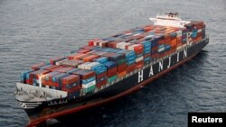 នាវា​ដឹក​ទំនិញ​ Hanjin Shipping Co ខាង​ក្រៅ​កំពង់​ផែ​ទីក្រុង​ Long Beach រដ្ឋ California កាល​ពី​ថ្ងៃទី​០៨ កញ្ញា​​២០១៦។