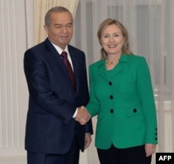 AQSh Davlat kotibasi Xillari Klinton Toshkentda prezident Islom Karimiov bilan, dekabr 2010