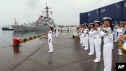 ក្រុម​តន្រ្តី​យោធា​ចិន​លេង​ភ្លេង​ខណៈ​ពេល​ដែល​កប៉ាល់​កម្ទេច​គ្រាប់​មីស៊ីល​ដោយ​តម្រង់​ទិស​ឈ្មោះ USS Benfold ធ្វើ​ដំណើរ​មក​ដល់​កំពង់​ផែ​ក្នុង​តំបន់Qingdao នៃ​ខេត្ត Shadong ស្ថិត​នៅ​ភាគ​ខាង​កើត​ប្រទេស​ចិន ថ្ងៃ​ចន្ទ ទី​៨ ខែ​សីហា ឆ្នាំ​២០១៦។