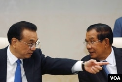 中国国务院总理李克强和柬埔寨首相洪森2018年1月11日在金边举行双边会谈(路透社)