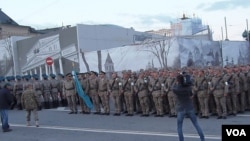 参加今年5月9日莫斯科红场阅兵彩排的哈萨克军队。（美国之音白桦拍摄）