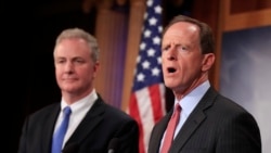 资料照：（右）共和党联邦参议员图米（Sen. Pat Toomey, R-PA）和（左）民主党联邦参议员范.荷伦（Sen. Chris Van Hollen, D-MD）在记者会上发言。（2017年7月12日）