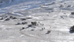 资料照片：印度军方提供的照片显示中国和印度士兵撤离两军在拉达克对峙地区的情景。（2021年2月15日）