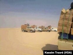 Des véhicules dans la région de Gao, Mali, le 1 décembre 2016. (VOA/Kassim Traoré)