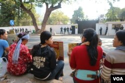 ក្រុម​គ្រួសារ​ និង​អ្នក​គាំទ្រ​លោក​ រ៉ាត់ រត្នមុនី​ ​អ្នក​បកប្រែ​ភាពយន្ត​ឯកសារ «ម្តាយ​ខ្ញុំ​លក់​ខ្ញុំ»​ បន្ត​សុំ​អន្តរាគមន៍ពី​ស្ថានទូត​រុស្ស៊ី​ប្រចាំ​កម្ពុជា ជា​លើកទី​៤ ខណៈអាជ្ញាធរ និង​ក្រុម​សន្តិសុខ​ខណ្ឌ​កំពុង​ឈរ​ការពារ​ស្ថានទូត នាថ្ងៃទី៦ ខែកុម្ភៈ ឆ្នាំ២០១៩។