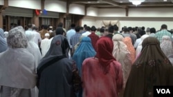 Warga Indonesia melakukan sholat Tarawih di Wisma Indonesia