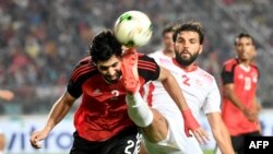 Le défenseur tunisien Syam Ben Youssef se bat pour le ballon contre le défenseur égyptien Aly Gabr Mosaab lors de son match de qualification préliminaire à la Coupe d'Afrique des Nations CAN 2019 à Rades le 11 juin 2017.