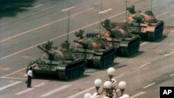 Arhiva - Na fotografiji napravljenoj 5. juna 1989, kineski građanin stoji ispred kolone tenkova koji su se kretali istočo pekinškim Čangan bulevarom, na skveru Tjenanmen, Peking, Kina.