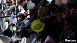 ჰუმანიტარული დახმარების რიგში, პალესტინელები საკვების მისაღებად დგანან. რაფა, ღაზის სექტორი. 5 თებერვალი, 2024 წ.